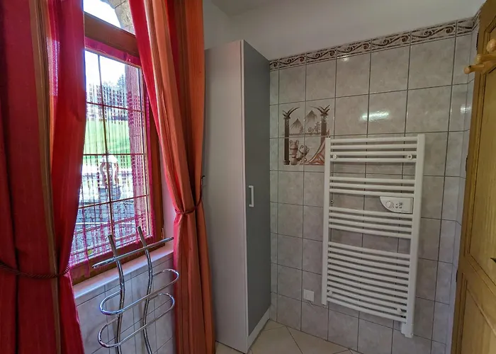 Ancienne Chapelle Amenagee En Independant Avec Terrasse Et Cheminee - Fr-1-589-463