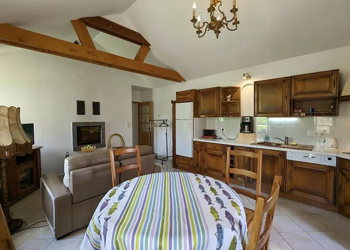 Ancienne Chapelle Amenagee En Independant Avec Terrasse Et Cheminee - Fr-1-589-463